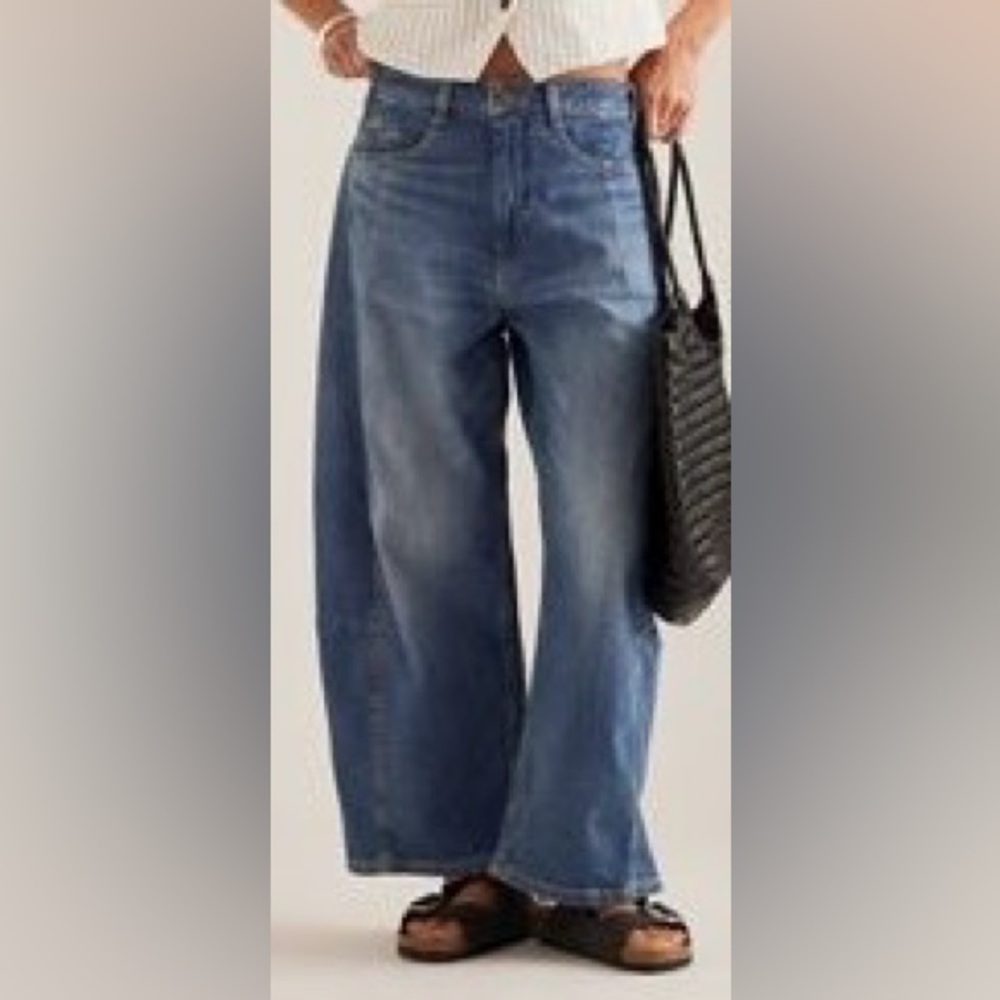 Pilcro by Anthropologie The Kenna Mid-Rise Heritage Barrel Jeans in Eyck Wash.